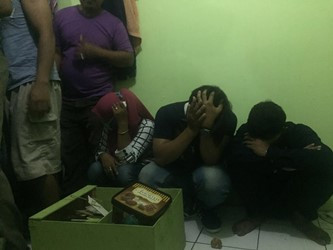 Warga Gerebek Gerai Pulsa yang Menjual Obat Keras