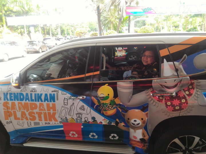 Dukung Asian Games, Menteri LHK Pasang Stiker di Mobilnya