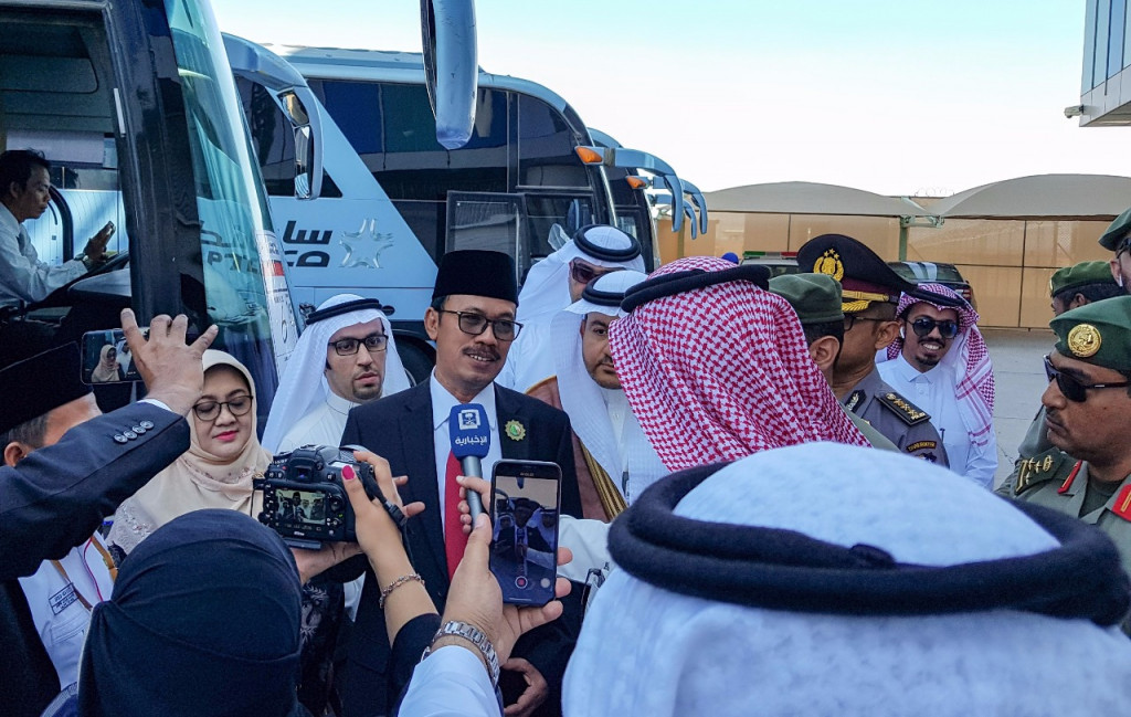 Para awak media mewawancarai Duta Besar Republik Indonesia (RI) untuk Arab Saudi Agus Maftuh Abegebriel/Kedubes RI-Arab Saudi