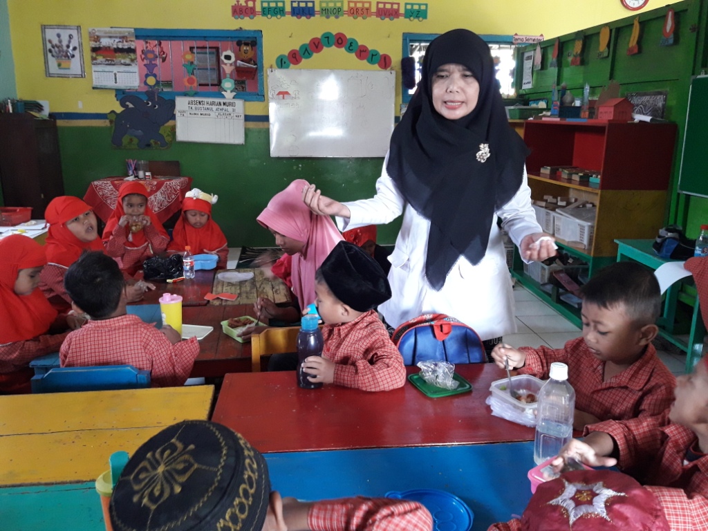 Masadah bersama para peserta didiknya/Medcom/Budi Arista Romadhoni