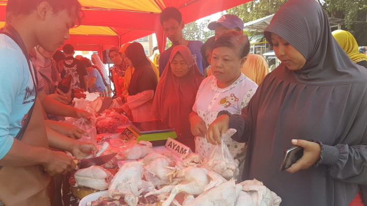 Selisih Harga Hampir 70 Persen, Warga Serbu Pasar Murah Cirebon