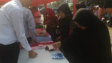 Warga Wajib Celupkan Jari ke Tinta usai Bertransaksi di Pasar Murah