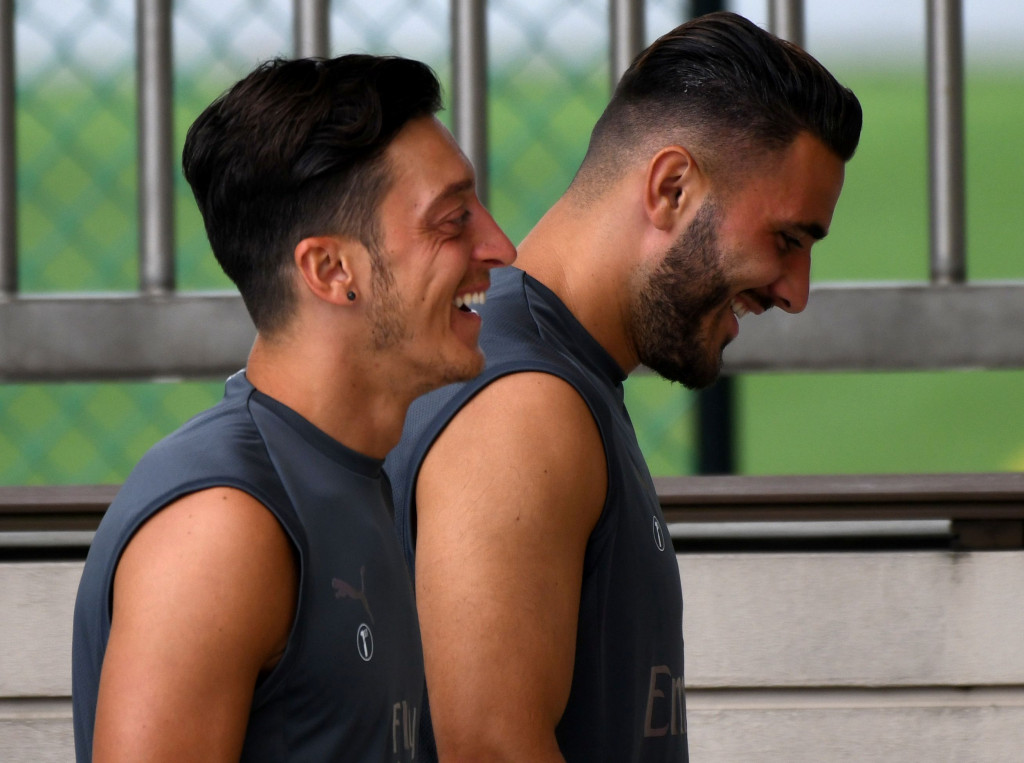 Mesut Oezil (kiri -/ depan) terlihat semringah kala menjalani latihan di Singapura. (Foto: AFP PHOTO / Roslan RAHMAN)