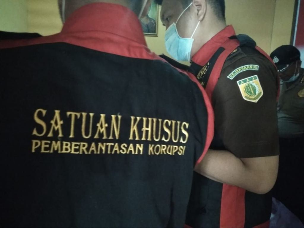 Penggeledahan Kantor Desa di Sanggau oleh kejaksaan. (Foto: Agung W)