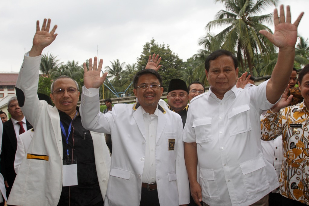 Ketua Partai Gerindra Prabowo Subianto (kanan) didampingi Presiden PKS Mohamad Sohibul Iman (tengah). (Foto: MI/Bary Fathahilah)
