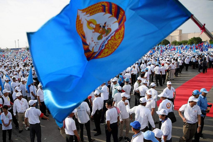 Partai Penguasa Kamboja Gelar Parade Jelang Pemilu