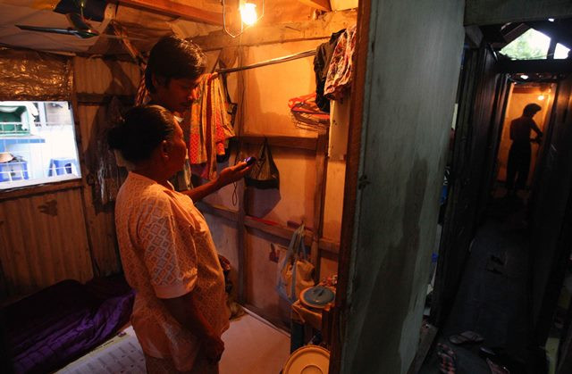 Kamar sebuah kontrakan di pemukiman padat Johar Baru, Jakarta. Kamar berukuran 2x3 meter bisa dihuni satu keluarga atau beberapa orang sekaligus. Mereka tidur bergantian sesuai jadwal kerja masing-masing dan saling berbagi biaya sewa. MI/Ramdani