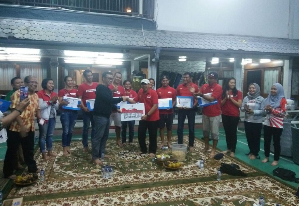 Menpora Imam Nahrawi memberikan penghargaan kepada atlet Paralayang di rumah dinasnya, Jumat (21/7) (Dok. Kemenpora)