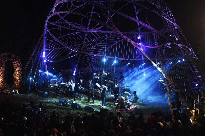Musik Jazz Hangatkan Suasana Gunung Bromo