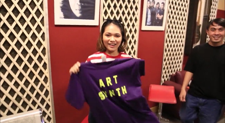 Regina Poetiray saat menerima kado dari Roby, Nard serta Dhan. (Foto: Instagram Geisha Indonesia)