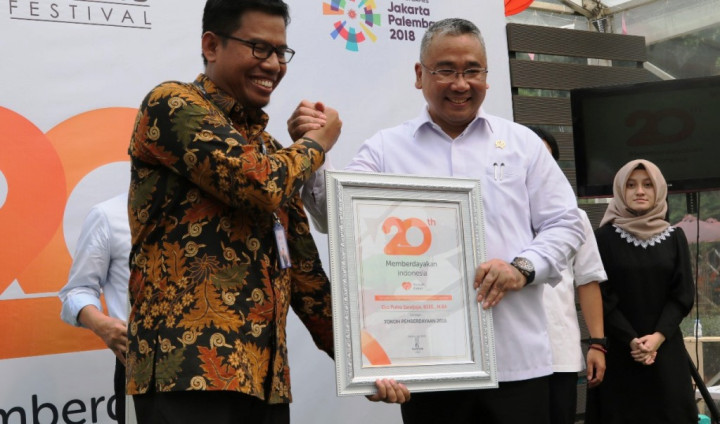 Mendes PDTT Dianugerahi Penghargaan Tokoh Pemberdayaan Rumah Zakat