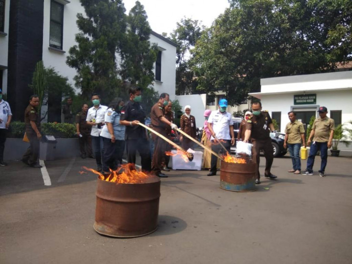 Kejari Tangerang Musnahkan Senjata Api Rakitan dan Narkoba