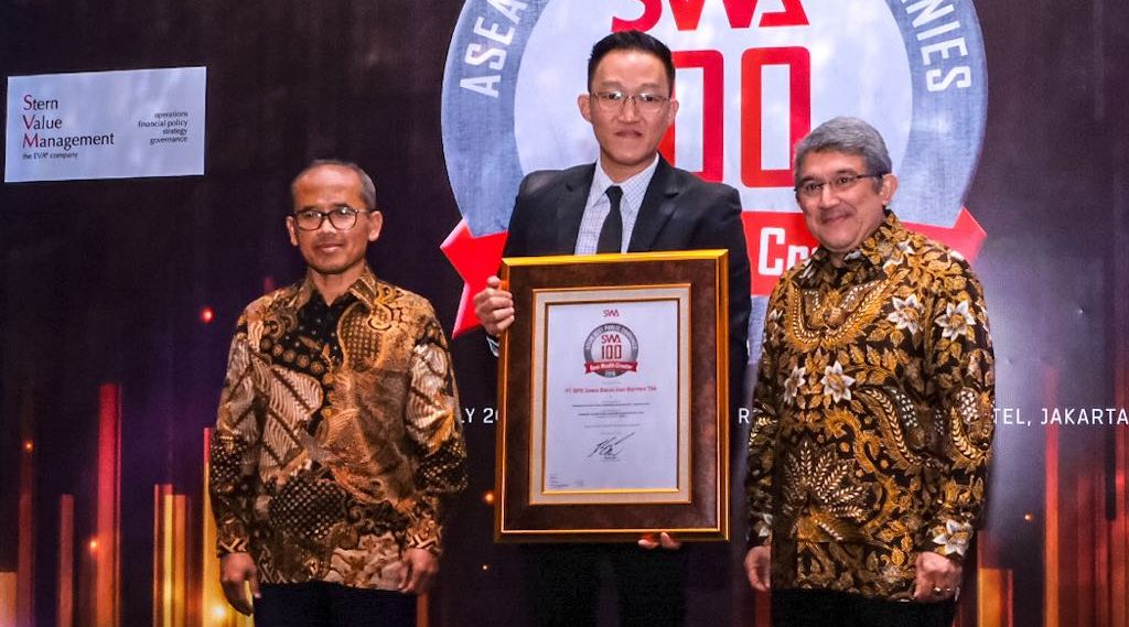bjb saat mendapat penghargaan The Best Public Companies Based on WAI. (FOTO: dok bjb)