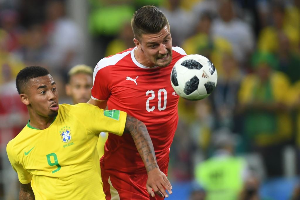 Sergej Milinkovic-Savic (kanan) berduel udara dengan Gabriel Jesus. (Foto: AFP PHOTO / Patrik STOLLARZ)