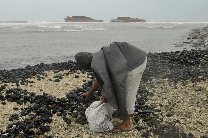 Tumpahan Batu Bara Mencemari Pantai