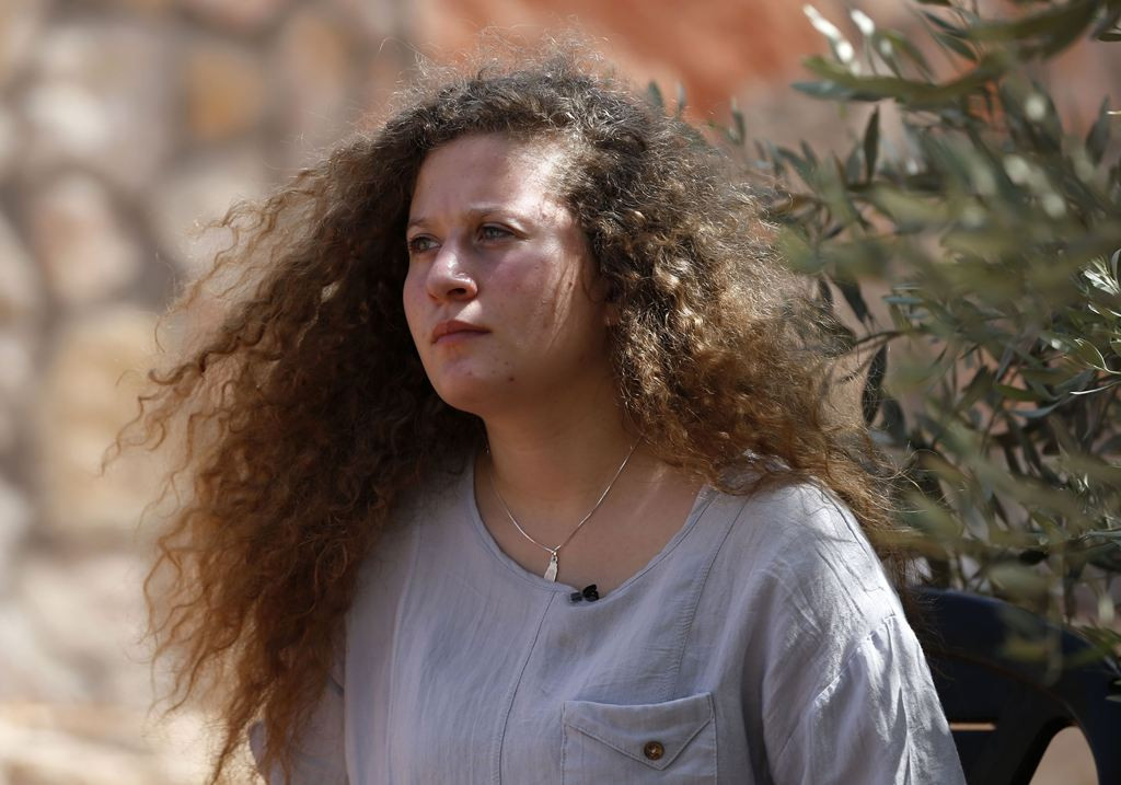 Remaja Palestina yang melawan tentara Israel, Ahed Tamimi. (Foto: AFP).