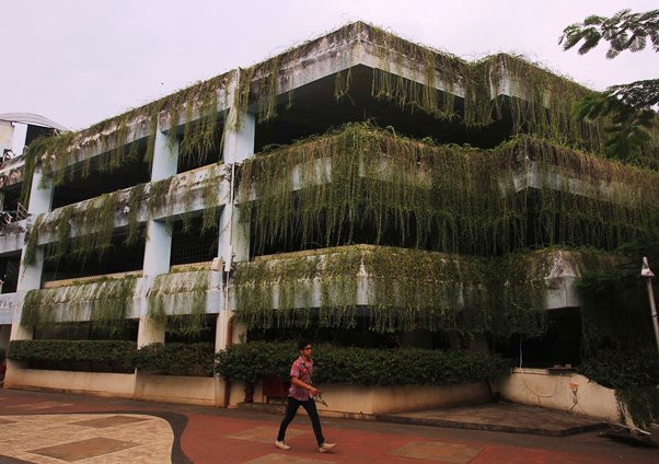 Gedung <i>parkiran</i> canggih di Indonesia