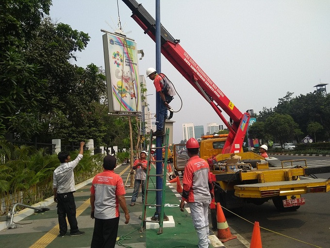 Pemprov DKI Bongkar Tiang Penghalang Jalur Sepeda  Medcom id