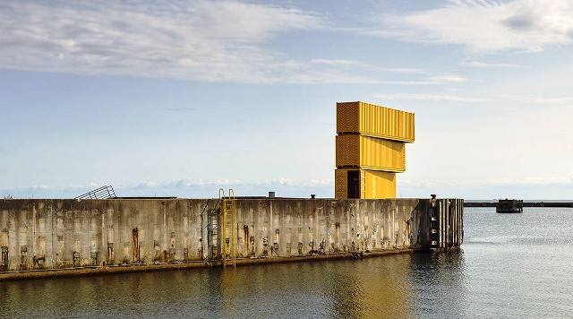 Loncat indah dari peti kemas bekas