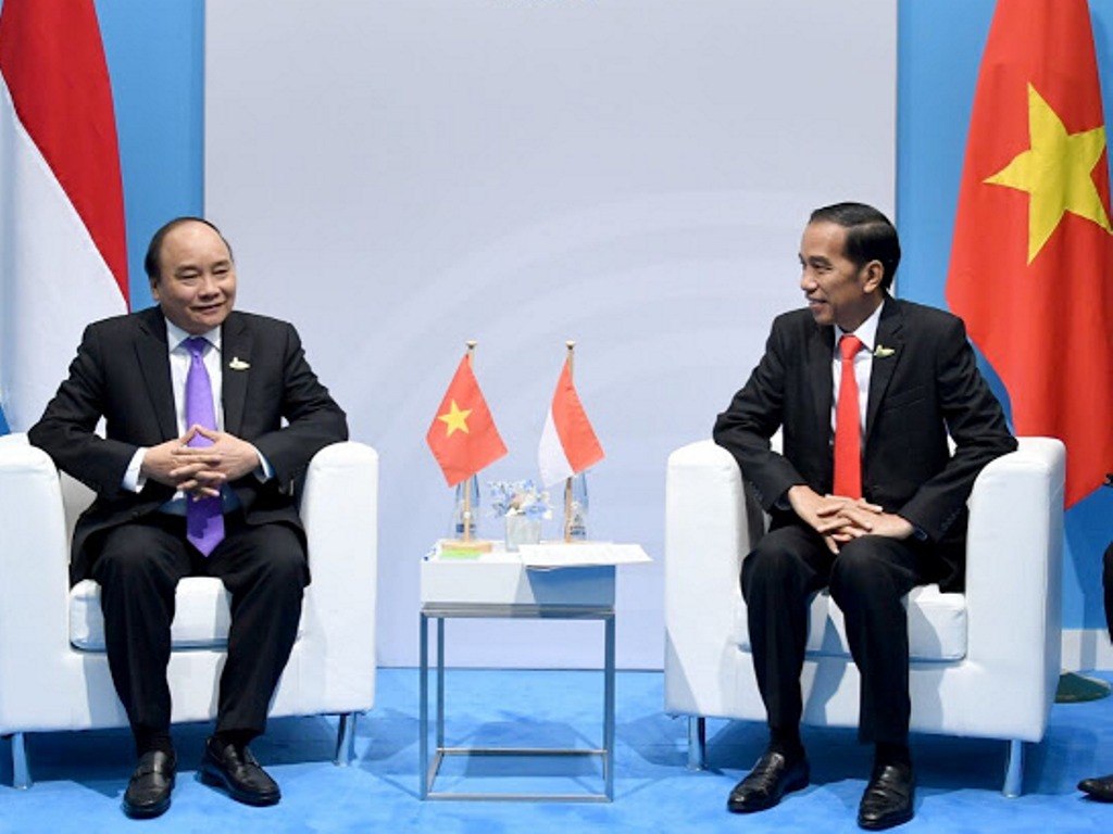 Presiden Joko Widodo (kanan) bersama PM Vietnam Nguyen Xuan Phuc (kiri). (Foto: Dok. Biro Pers Istana).
