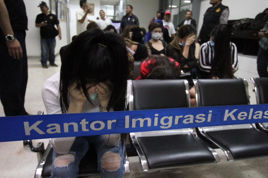 Sejumlah perempuan warga negara asing (WNA) diamankan saat Operasi Pengawasan Orang Asing diperlihatkan kepada awak media di Kantor Imigrasi Kelas I Khusus Jakarta Barat. (Foto: MI/Arya Manggala)