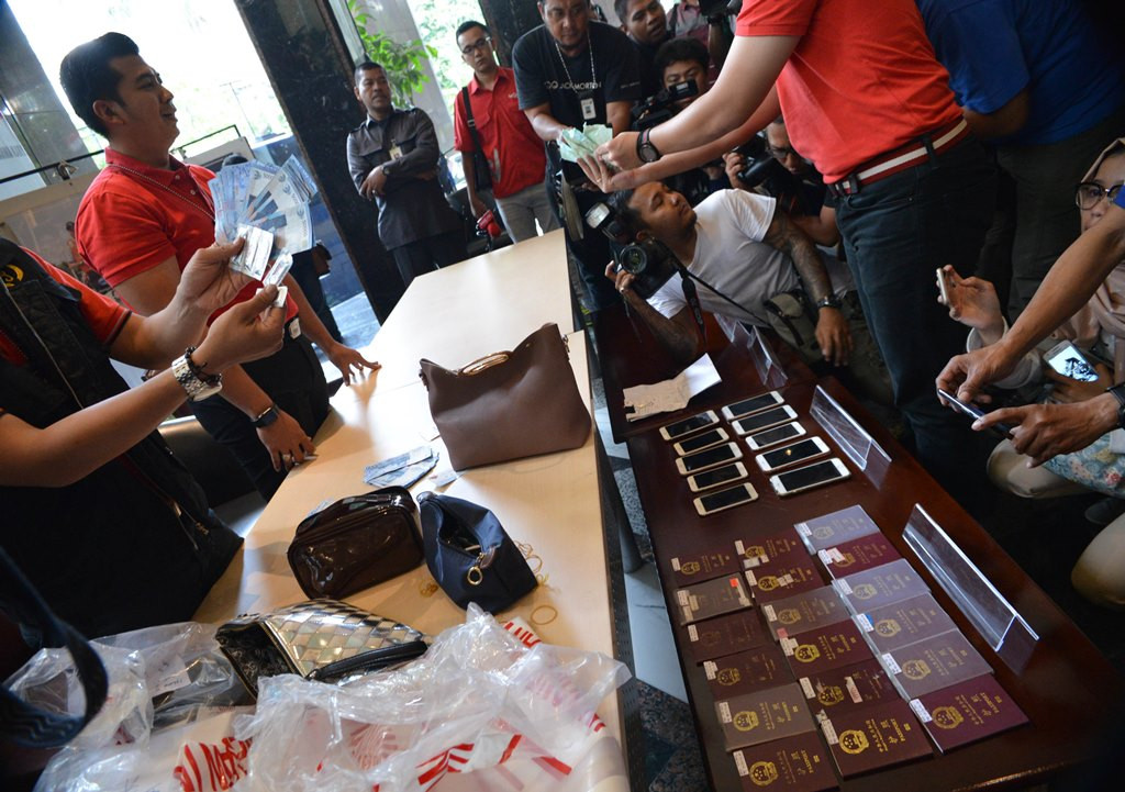 Petugas imigrasi menyusun barang bukti hasil Operasi Pengawasan Orang Asing di Direktorat Jenderal Imigrasi, Jakarta. (Foto: MI/Mohamad Irfan)