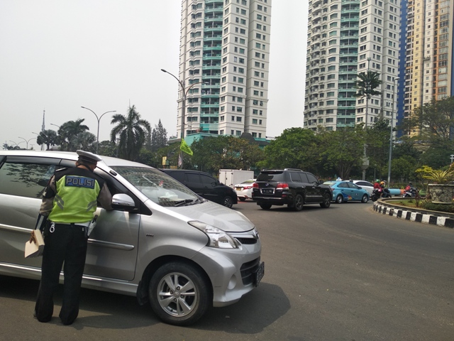 Pengendara mobil ditegur saat melanggar aturan ganjil genap di jalan Benyamin Sueb (Bundaran Angkasa- Kupingan Ancol), Pademangan, Jakarta Utara--Medcom.id/Muhammad Al Hasan. 