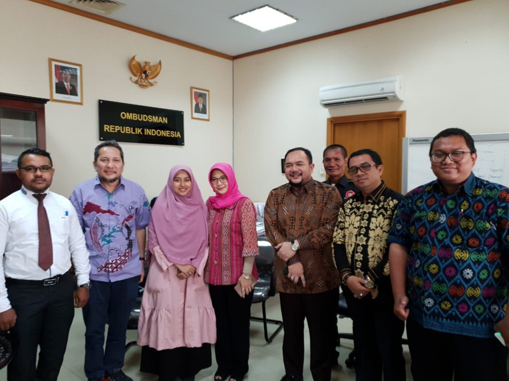 Arnita Rodelina Turnip didampingi kuasa hukumnya, Aldwin Rahadian saat melapor ke Ombudsman RI.