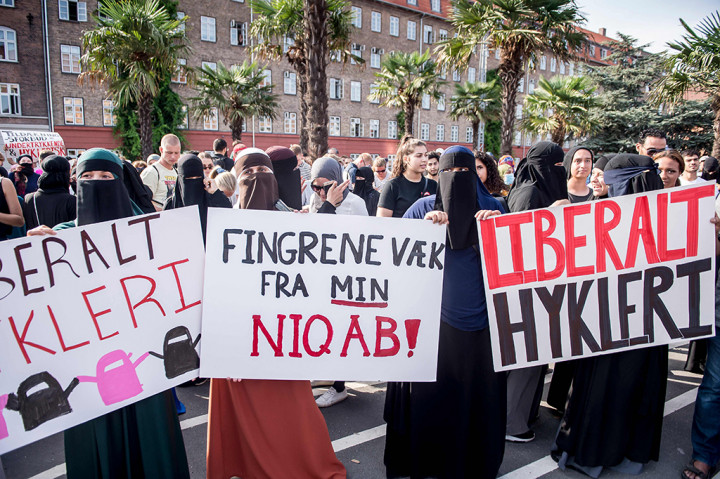 Ribuan Orang Protes Larangan Pemakaian Burqa dan Niqab di Denmark