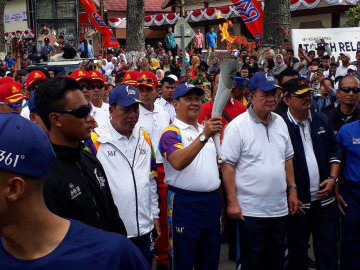 Tiba di Bukittinggi, Kirab Obor Asian Games 2018 Disambut Meriah