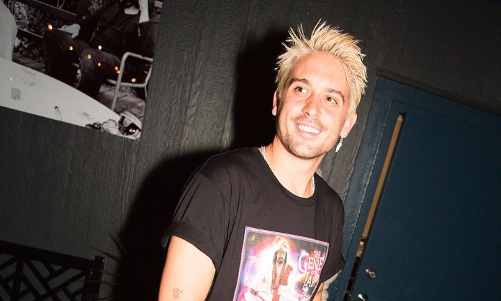 G-Eazy Beramal untuk Anak Kurang Mampu di Kampung Halamannya