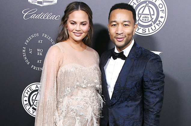 Liburan ke Bali, Chrissy Teigen Promosikan Ayam Goreng Lokal