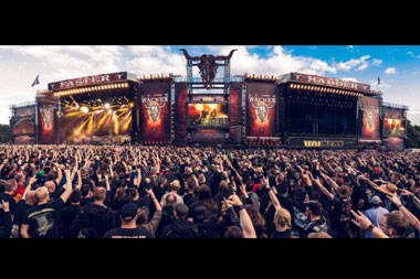 Kabur dari Panti Jompo, Dua Lansia Datang ke Konser Metal