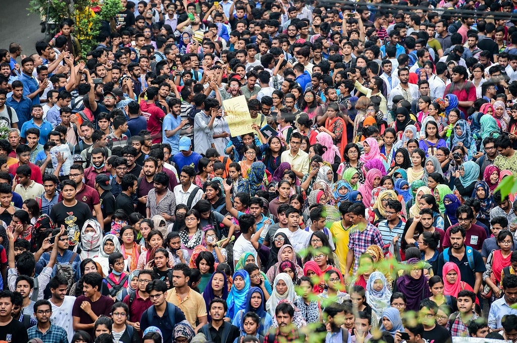 Ratusan pemuda berunjuk rasa memprotes kebijakan jalan raya di Dhaka, Bangladesh, 5 Agustus 2018. (Foto: AFP/MUNIR UZ ZAMAN)