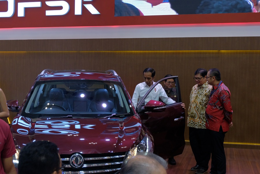 Jokowi saat mencoba masuk ke kabin Glory 580. DFSK