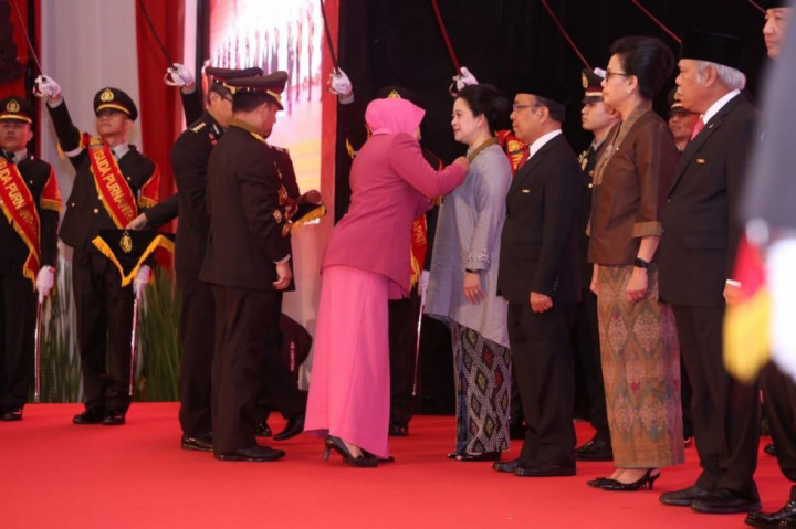 Berjasa Perangi Terorisme, Menko PMK  Dianugerahi Bintang Bhayangkara Utama