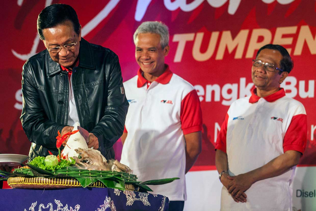 Sri Sultan Santap Tumpeng Bersama Warga di Malioboro
