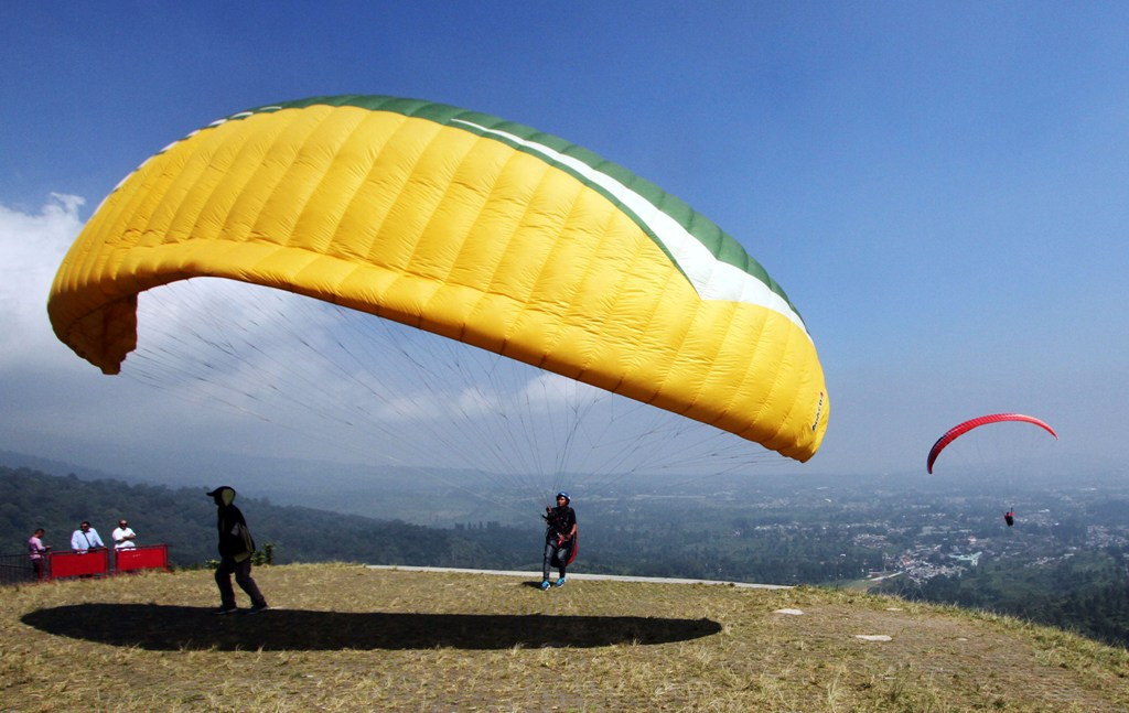 Suasana saat atlet Paralayang Indonesia melakoni latihan jelang Asian Games 2018 (Foto: Antara/Yulius Satria Wijaya)