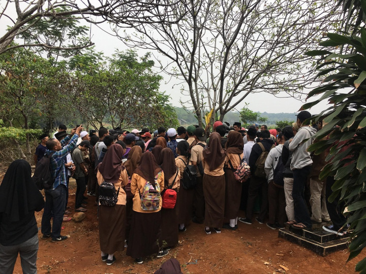 Sejumlah Rekan Sekolah Mengiringi Pemakaman AF