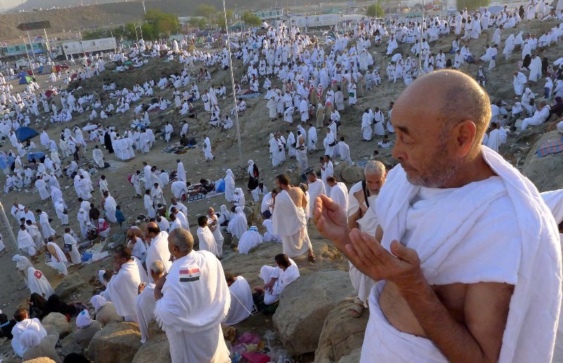 Ribuan umat muslim berdoa di Jabal Rahmah, saat wukuf di padang Arafah, Arab Saudi/ANTARA/Prasetyo Utomo