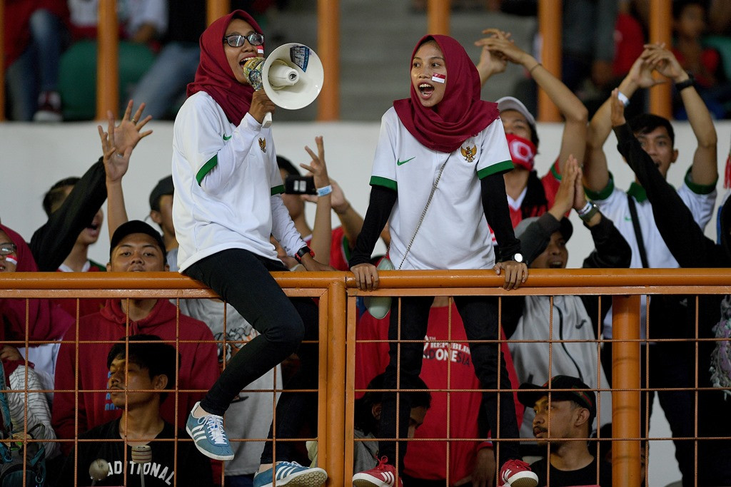 Suporter memberikan dukungan saat Timnas Indonesia (Foto: ANTARA FOTO/Sigid Kurniawan)