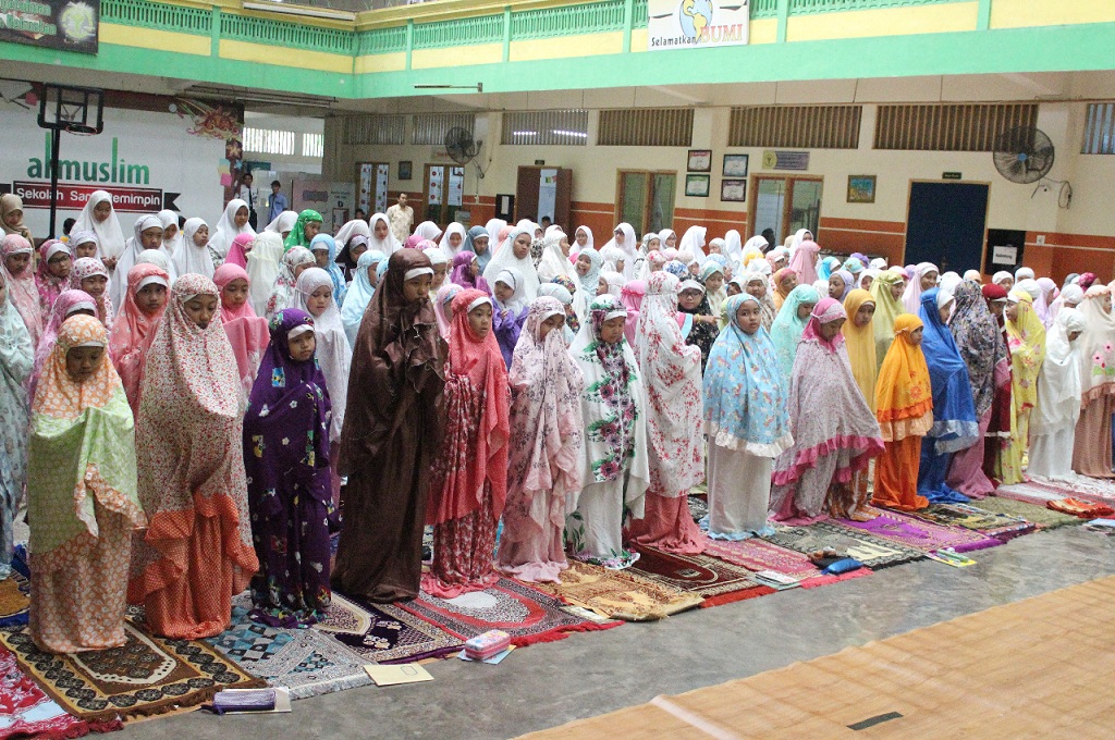 Siswa Al Muslim Sidoarjo mengikuti salat gaib sebagai bentuk kepedulian untuk warga yang menjadi korban gempa di Lombok, Rabu 8 Agustus 2018, Medcom.id - Hadi