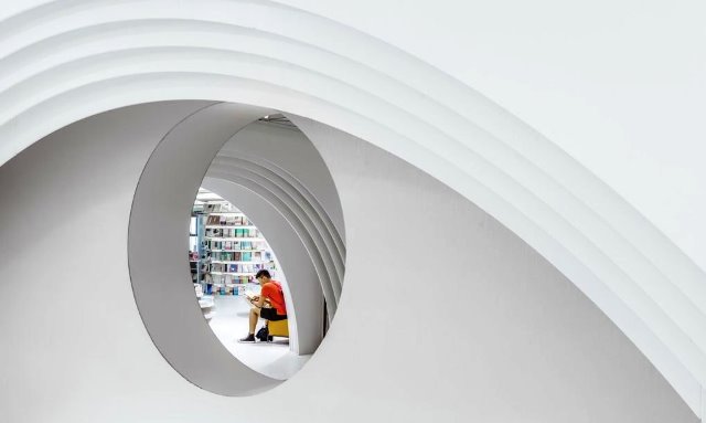 Toko buku futuristik di kota tua