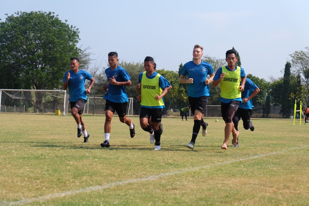Pemain PSIS Semarang, saat melakukan latihan fisik di Lapangan Terang Bangsa Semarang (Foto: medcom.id/Budi Arista. R)