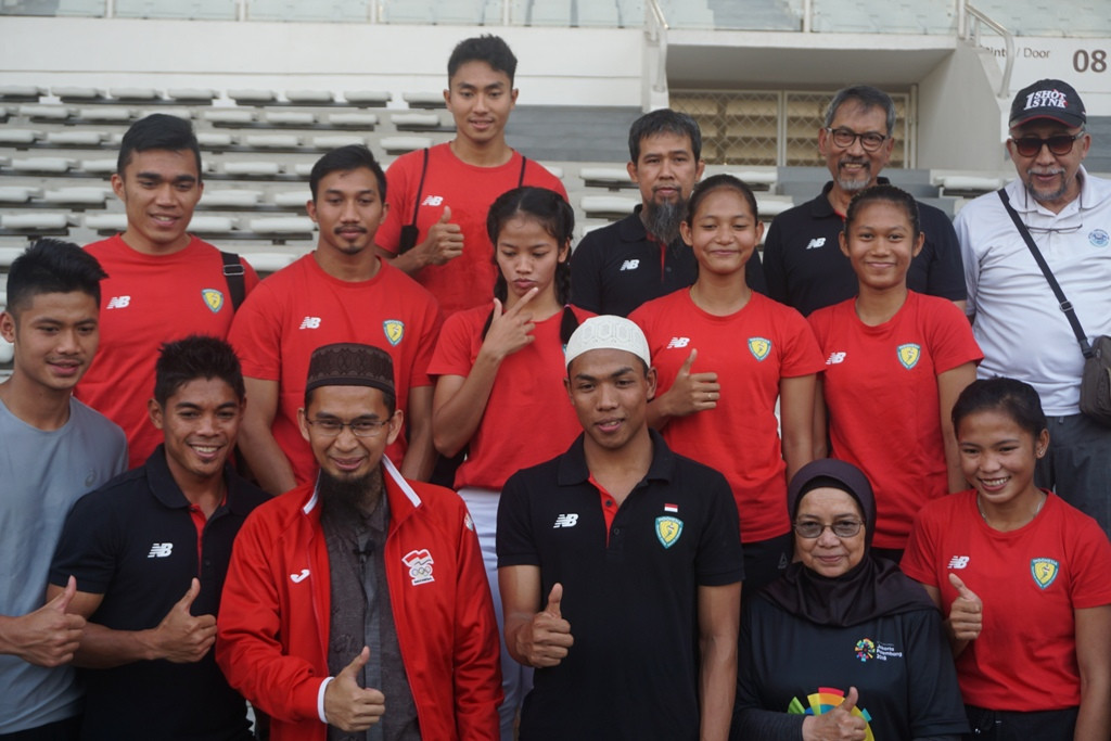 Lalu Muhammad Zohri berfoto dengan Ustadz Adi Hidayat (Foto: medcom.id/Kautsar Halim)
