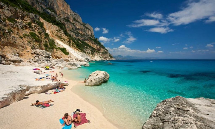 Mencuri Pasir di Pantai Sardinia Bisa Didenda Rp50 Juta