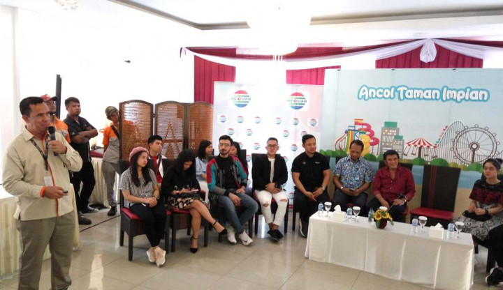 Taman Impian Jaya Ancol Gelar Lomba Panjat Pinang Berhadiah Jutaan