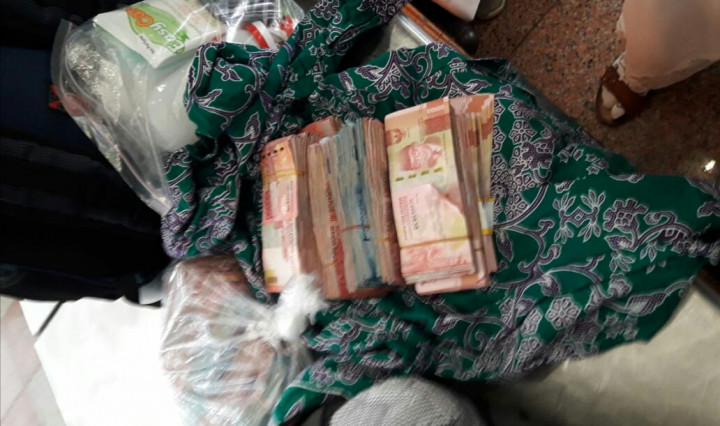 Bawa Uang Ratusan Juta, Jemaah Tertahan di Bandara Jedah