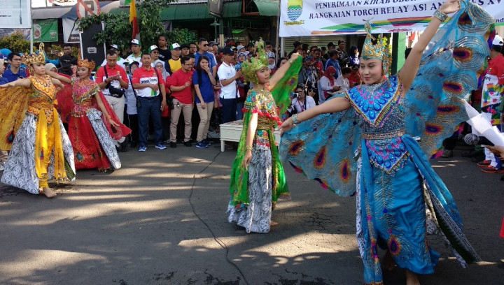 Pelajar dan Tarian Merak Sambut Obor Asian Games 2018 di Bandung