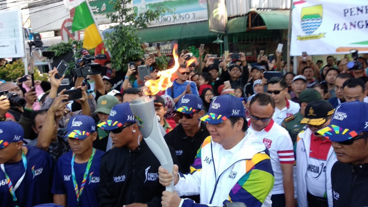 Airlangga Hartarto jadi Pelari Pertama Obor Asian Games di Bandung